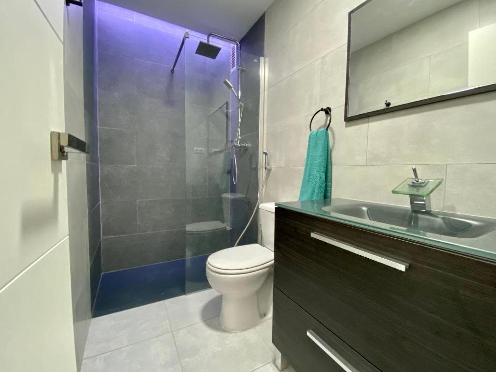 Koupelna v ubytování Modern apartment with sea views in Corralejo