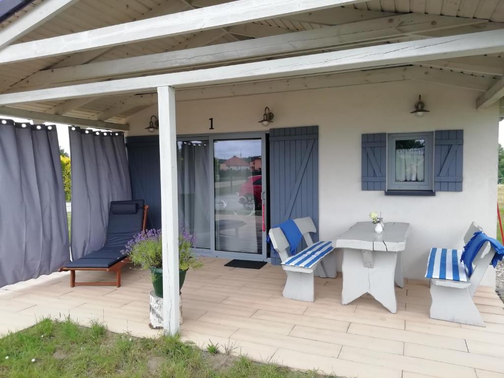 Patio alebo iná vonkajšia časť ubytovania LAWENDOWE DOMKI WIELE