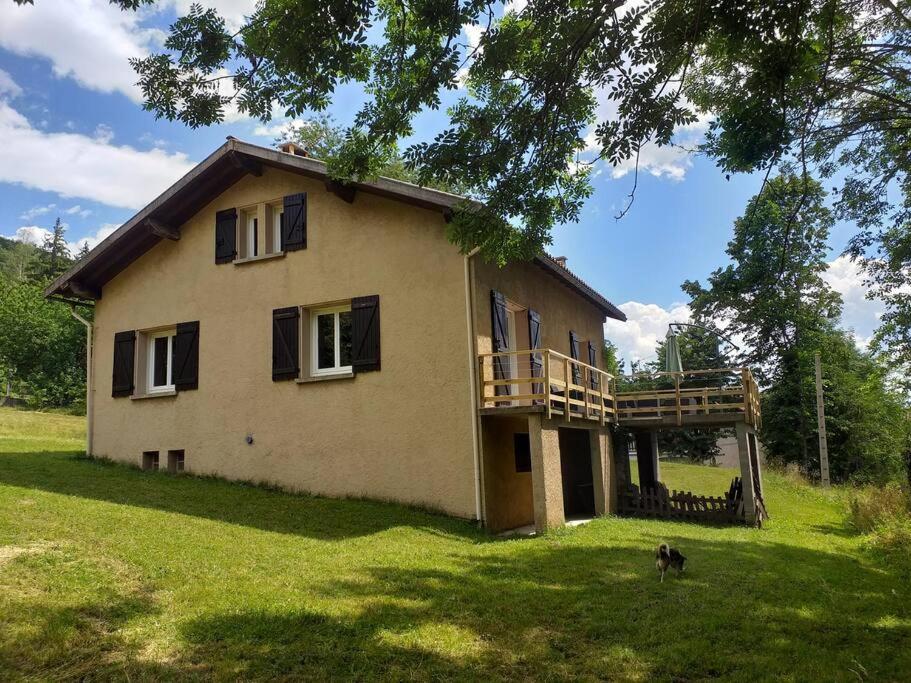 ein Haus mit einem Hund, der davor steht in der Unterkunft Belle maison proche de la ville et du lac in Belcaire