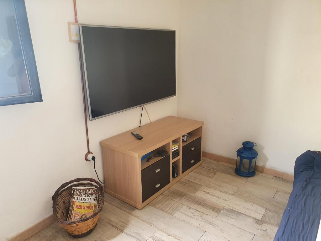 TV a/nebo společenská místnost v ubytování Casa de Campo Lomo del Balo