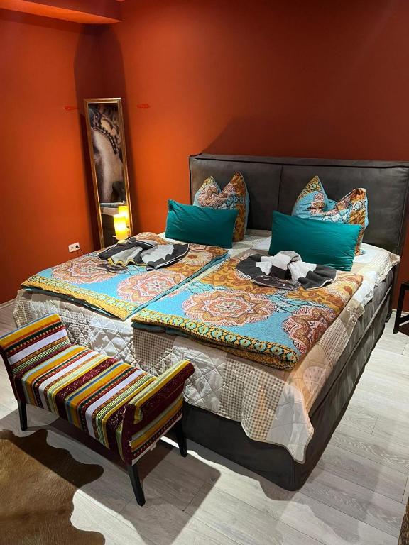 1 dormitorio con 1 cama grande con almohadas azules en Luxury Gemütliche WOHNUNG in Eigelstein Köln en Colonia