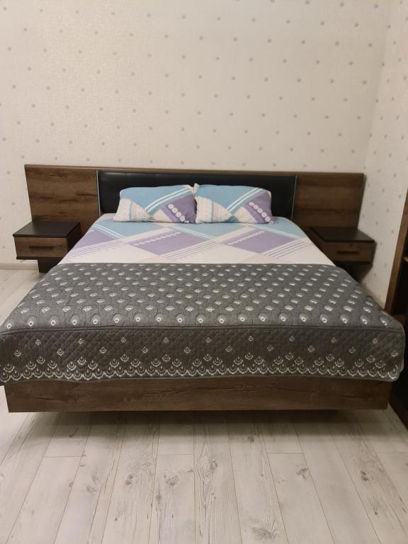 Ce lit se trouve dans une chambre dotée de parquet. dans l'établissement Inn Alibi, à Khorodelets