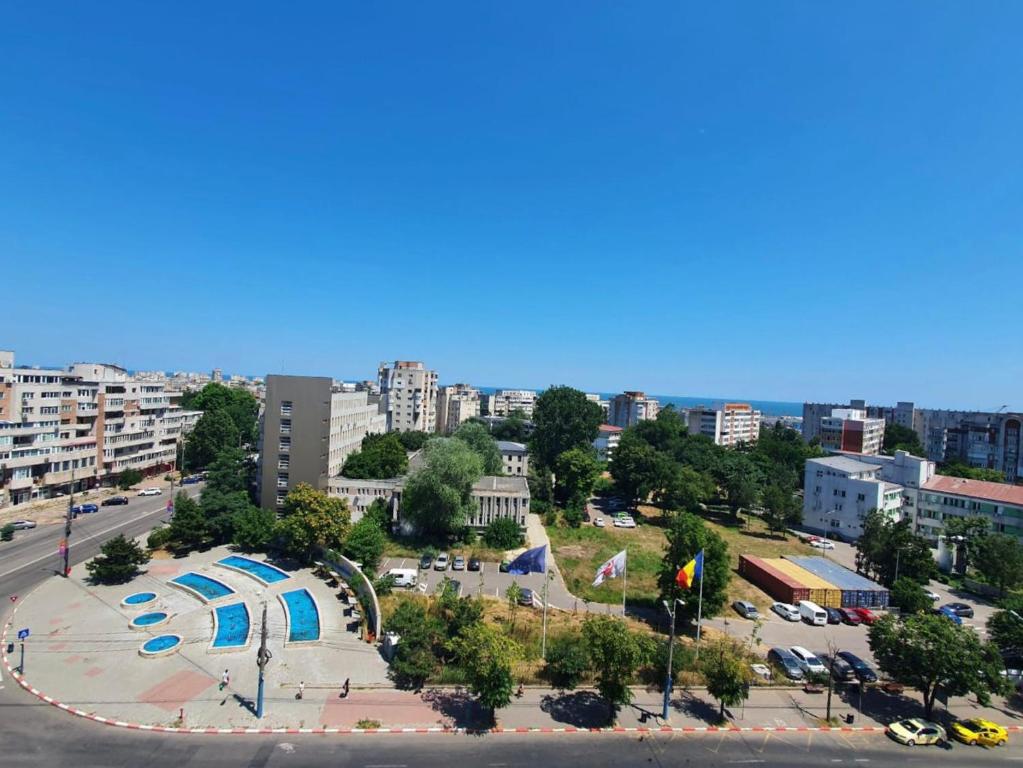 une vue aérienne sur un parc d'une ville dans l'établissement Sunrise Apartment, à Constanţa