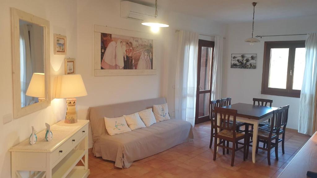 uma sala de estar com um sofá e uma mesa em Capo Figari 15, appartamenti a Golfo Aranci em Golfo Aranci