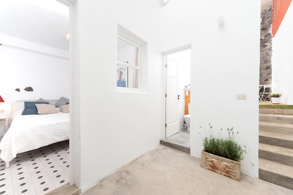 A bed or beds in a room at Casita tradicional canaria en Garachico - SanRoquito18
