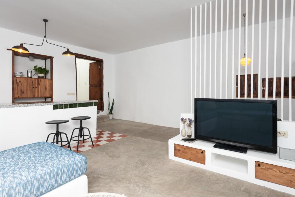 A television and/or entertainment centre at Casita tradicional canaria en Garachico - SanRoquito18