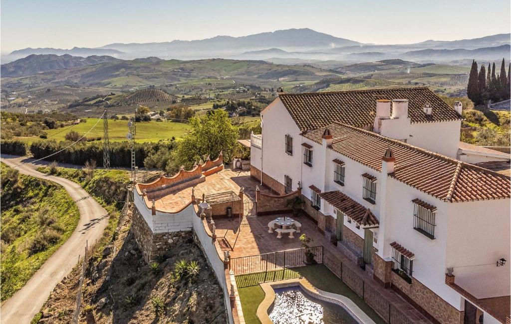 uma vista aérea de uma casa com montanhas ao fundo em Nice Home In Casarabonela With Kitchen em Casarabonela