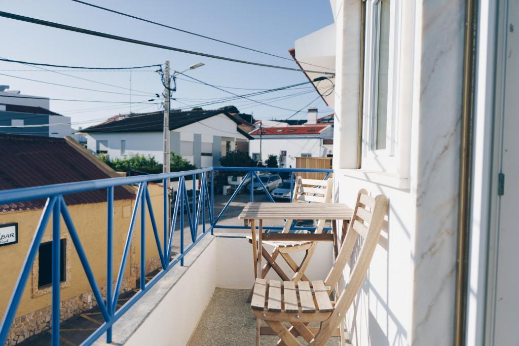 einen Balkon mit 2 Stühlen und einem Tisch in der Unterkunft Ferrel Village Home in Ferrel