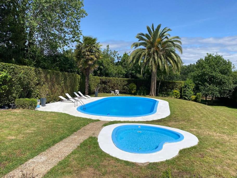 una piscina en medio de un patio en Casita rústica en Cambre