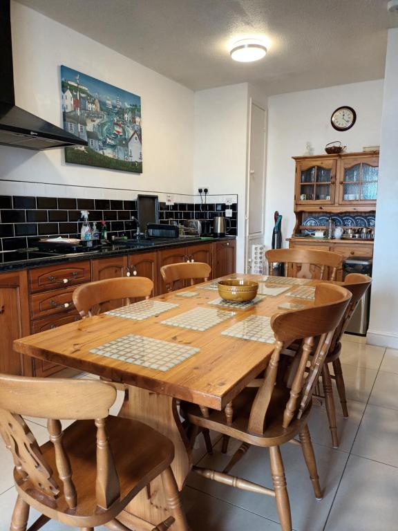 King Arthur Suite, #26 Plas Darien, Lon Isalt, Treaddur Bay, Anglesey LL65 2UP - Appartement De Deux Chambres