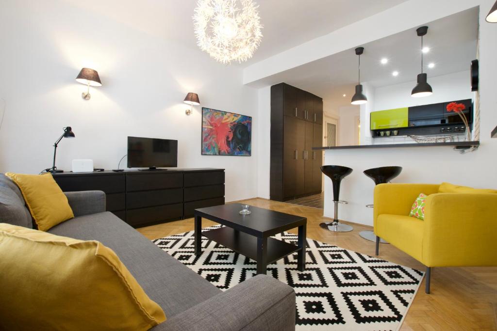 un soggiorno con divano e TV di Standard Apartment by Hi5 - Center of city center a Budapest