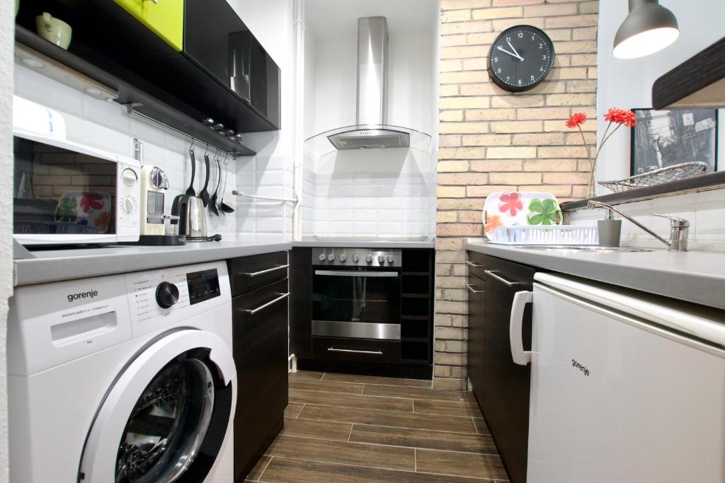 Kuchyňa alebo kuchynka v ubytovaní Standard Apartment by Hi5 - Center of city center