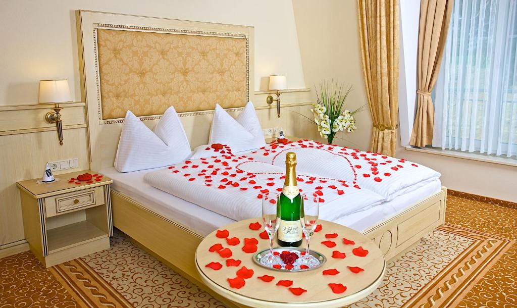 Postel nebo postele na pokoji v ubytování Hotel am Schloßberg