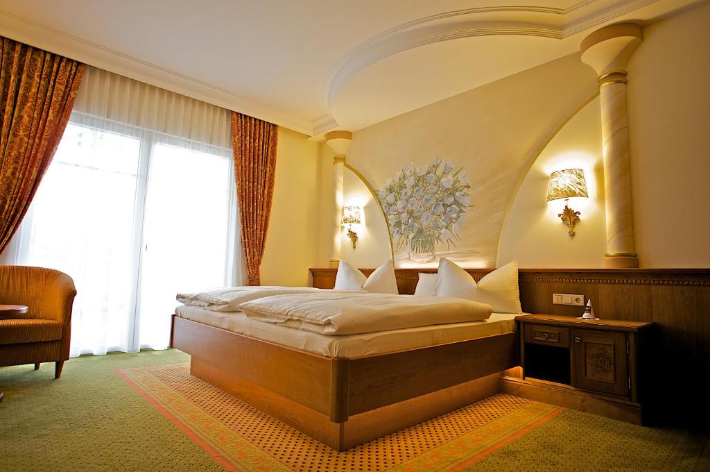 Postel nebo postele na pokoji v ubytování Hotel am Schloßberg