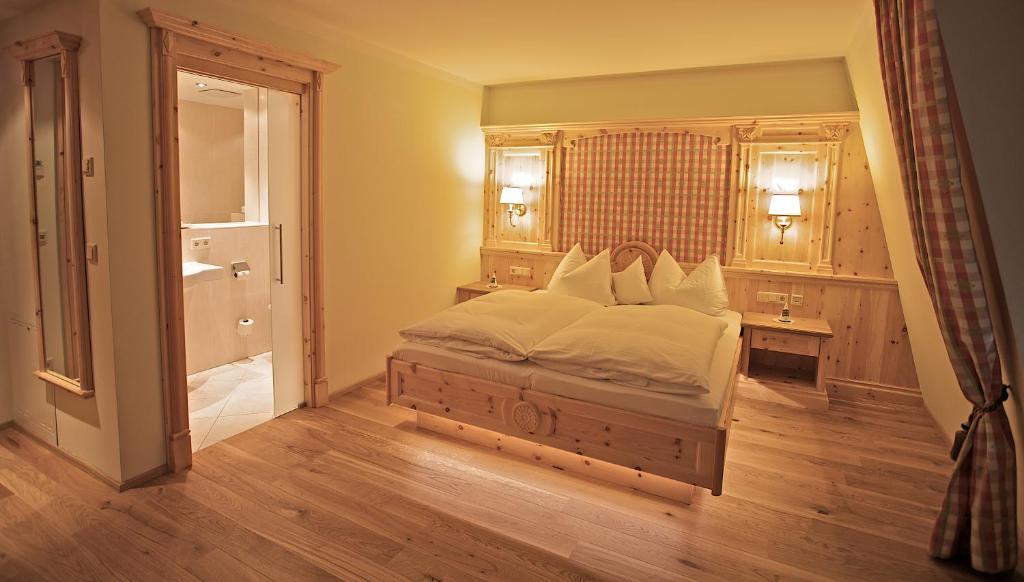 Postel nebo postele na pokoji v ubytování Hotel am Schloßberg