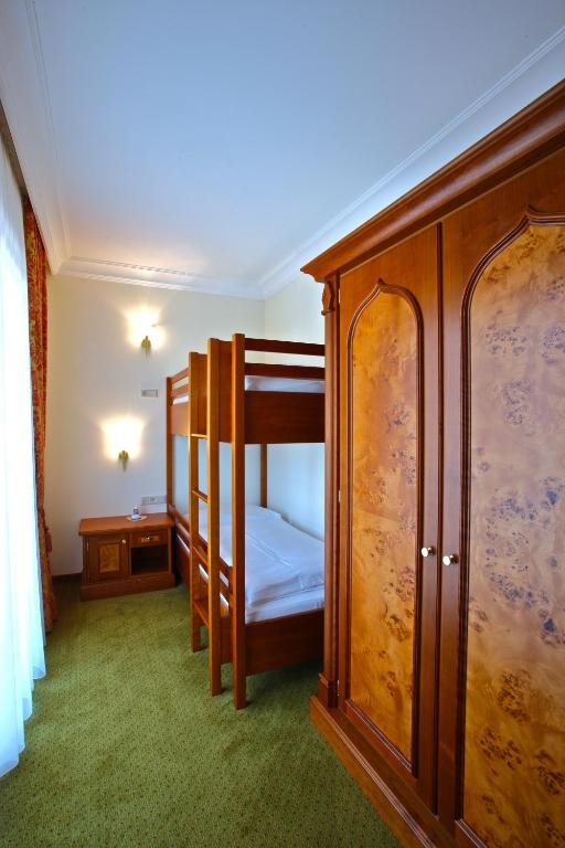 Postel nebo postele na pokoji v ubytování Hotel am Schloßberg
