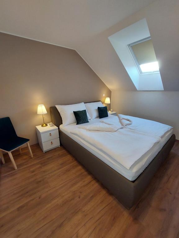 Postel nebo postele na pokoji v ubytování Lednický apartmán