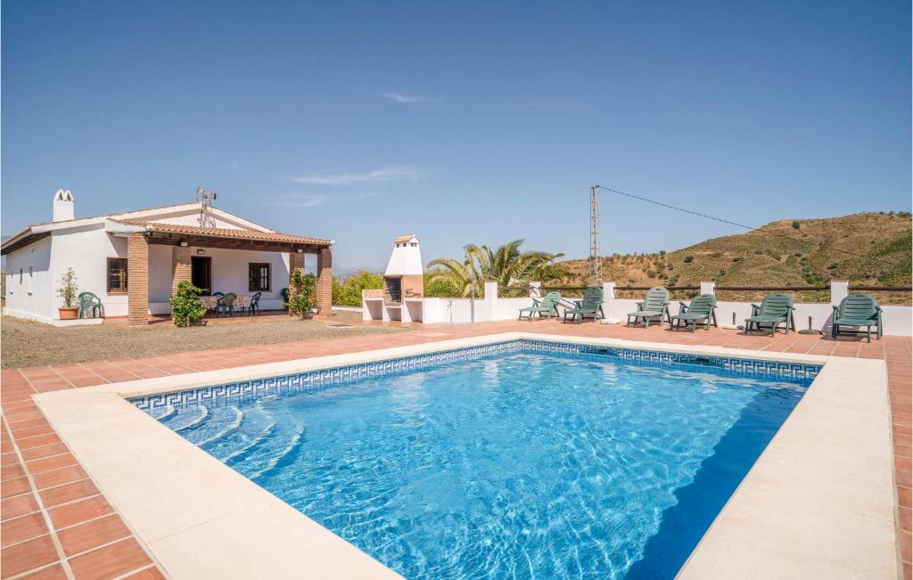 una piscina frente a una casa en Awesome Home In Almachar With Wifi, en Almáchar