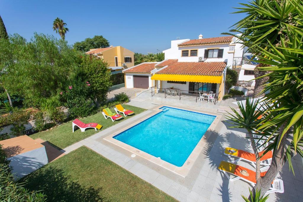 een bovenaanzicht van een zwembad in een achtertuin bij Villa Tupi by Villa Plus in Boliqueime