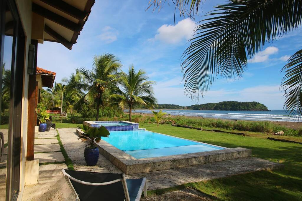 uma piscina com vista para o oceano em Casa Azul - Directly on Playa Venao, sleeps 8-10+ em Playa Venao