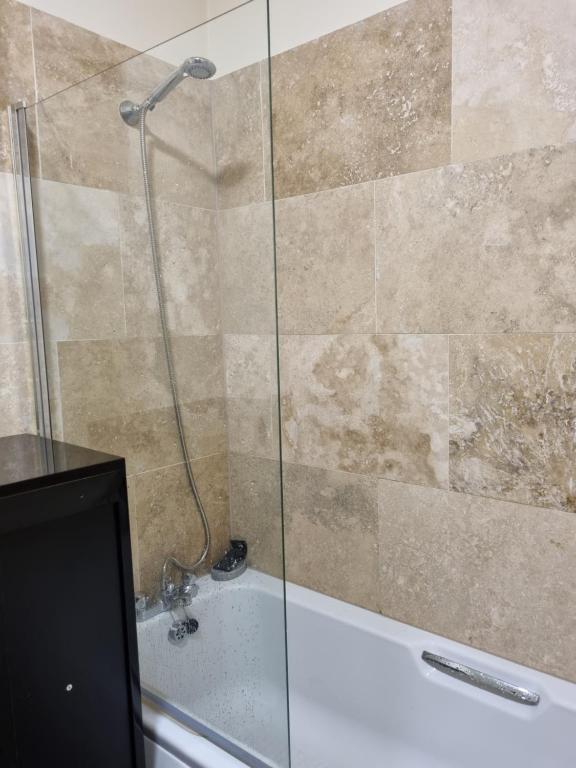 A bathroom at Fabulous Home from Home - Central Long Eaton - Lovely Short-Stay Apartment - HIGH SPEED FIBRE OPTIC BROADBAND INTERNET - HIGH SPEED STREAMING POSSIBLE Suitable for working from home and students Very Spacious FREE PARKING nearby