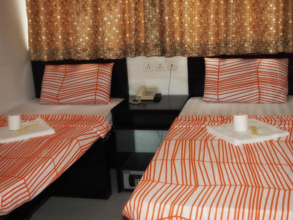 Rúm í herbergi á Delta Lounge