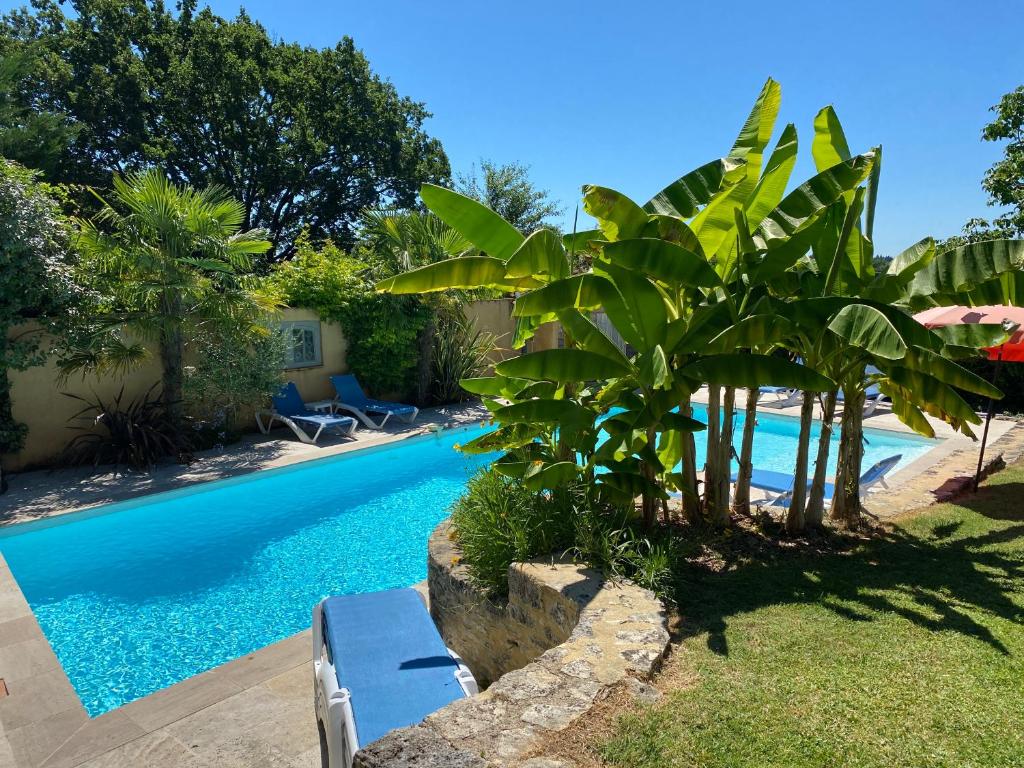 una piscina con panchina accanto al resort di Maison de Vacances a Loubejac