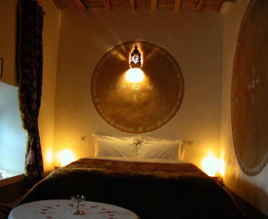 凱拉的住宿－伊斯萬古堡住宿加早餐旅館，卧室配有一张带大镜子的床铺,墙上挂有镜子