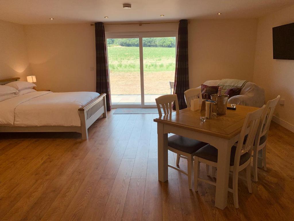 Postel nebo postele na pokoji v ubytování Plumptons Farm Holiday Lodges