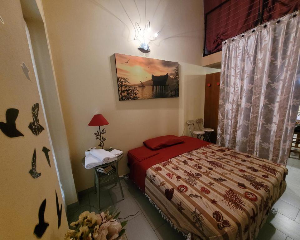 een slaapkamer met een bed en een tafel en een foto bij Casa Vacanze PRINCIPE LORIS in Canale