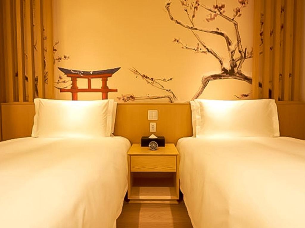 大石市にあるKumonoue Fuji Hotel - Vacation STAY 13713vのベッド2台が隣同士に設置された部屋です。