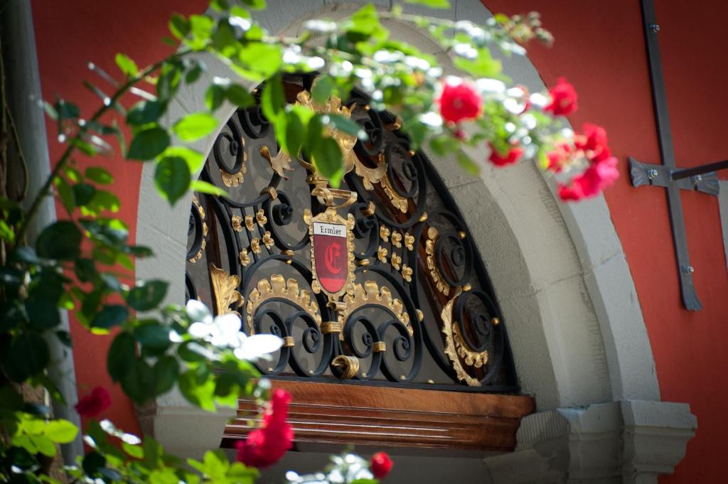 a black and gold arch with flowers and a cross at Hotel Engel - Lindauer Bier und Weinstube in Lindau