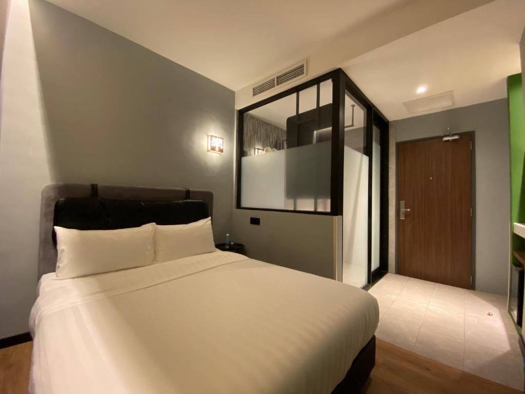 Postel nebo postele na pokoji v ubytování The Seraya Hotel