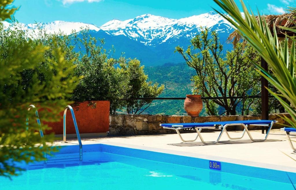 Megála KhoráfiaにあるAnemole Traditional Cretan Villaの山々の景色を望むスイミングプール