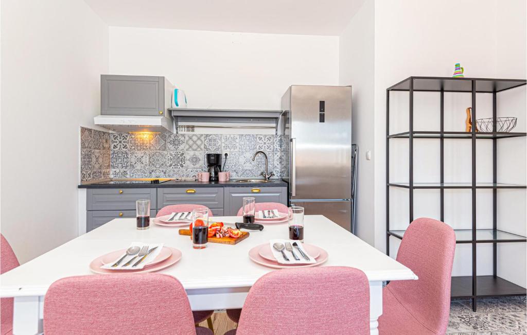 Kuchyň nebo kuchyňský kout v ubytování 2 Bedroom Lovely Apartment In Danilo