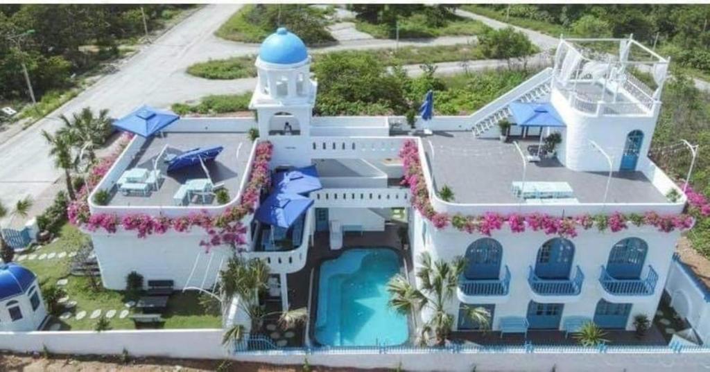 Bazén v ubytování SANTORINI HẠ LONG VILLA - VENUE TRAVEL nebo v jeho okolí