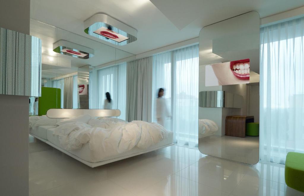 Postel nebo postele na pokoji v ubytování i-Suite Hotel