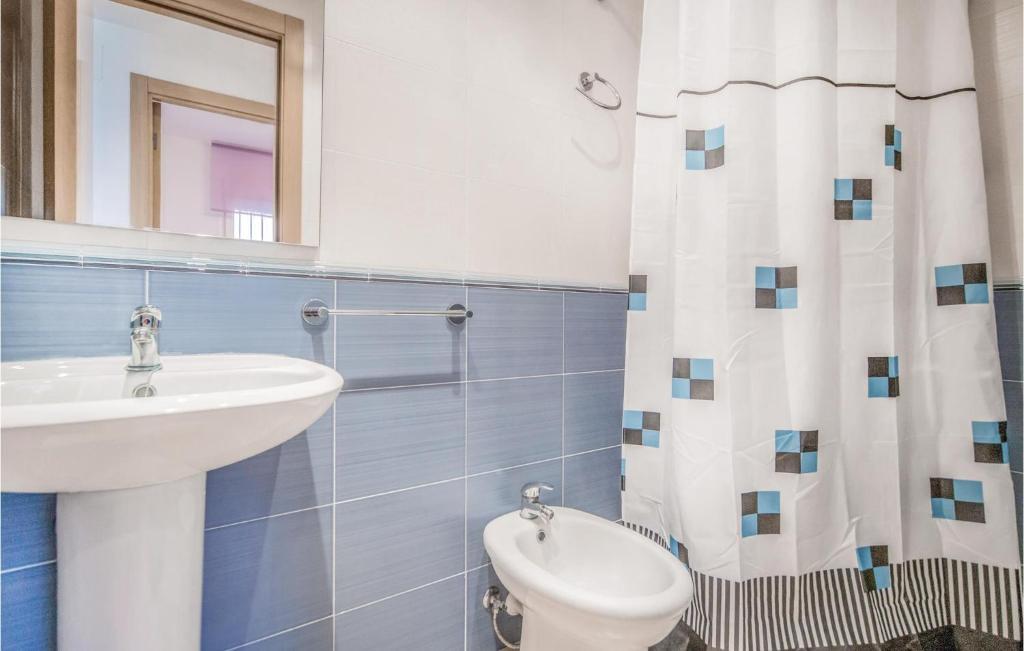 A bathroom at Awesome Apartment In La Torre De La Sal