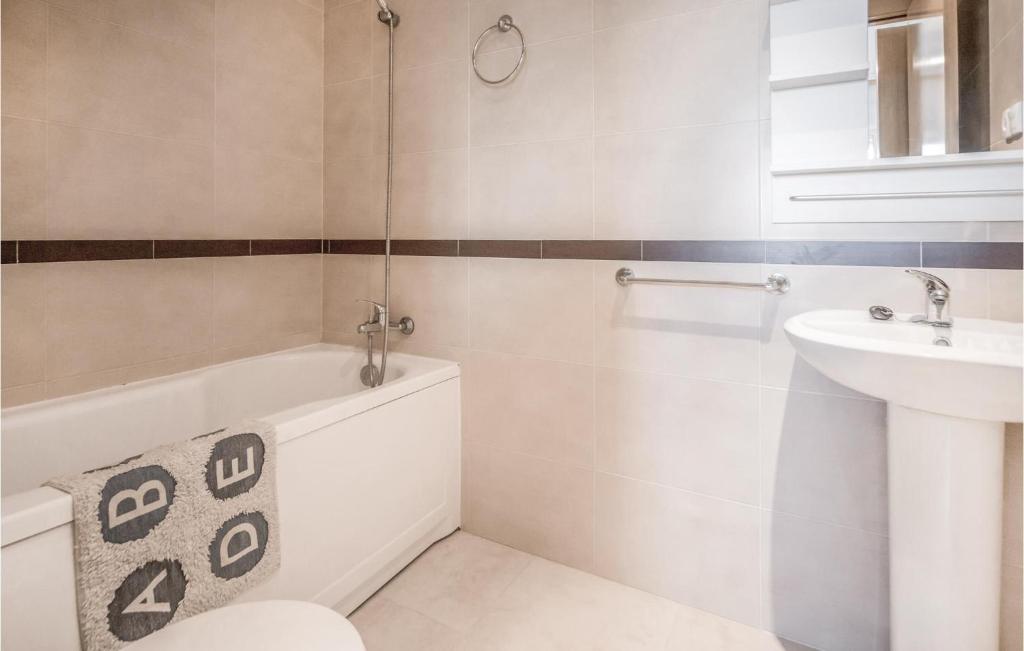 A bathroom at Awesome Apartment In La Torre De La Sal