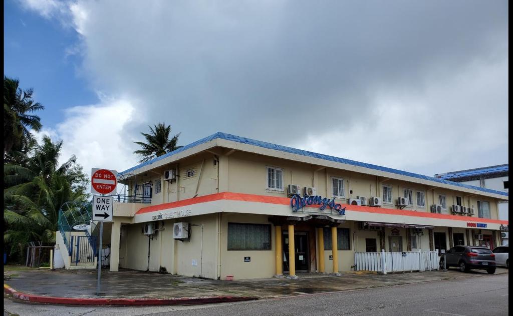 un edificio en una calle con una señal de no entrar en Daora guesthouse, en Garapan