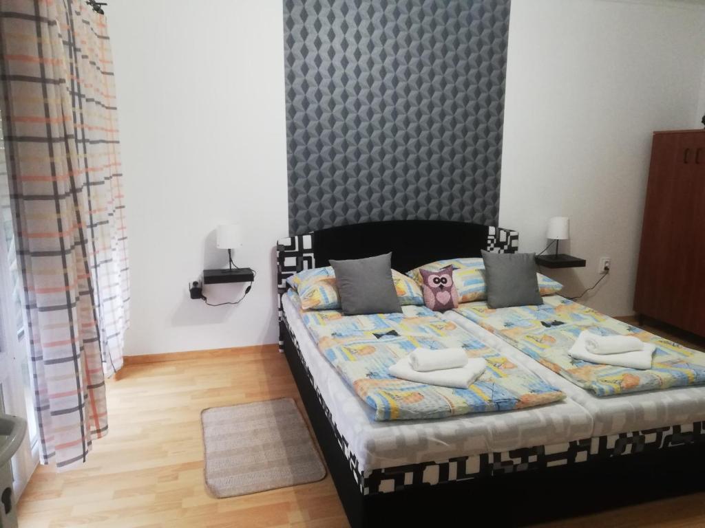 Łóżko lub łóżka w pokoju w obiekcie Bagolylak Vendégház Siófok