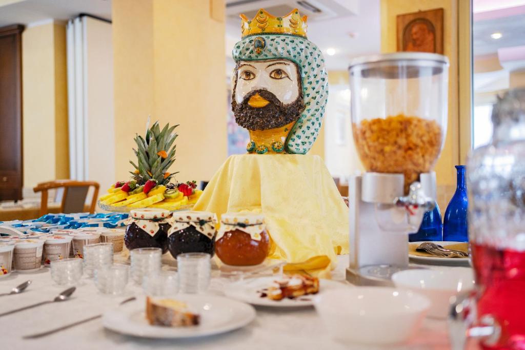 een tafel met een standbeeld van een man met een kroon bij Hotel Siviglia in Fiuggi