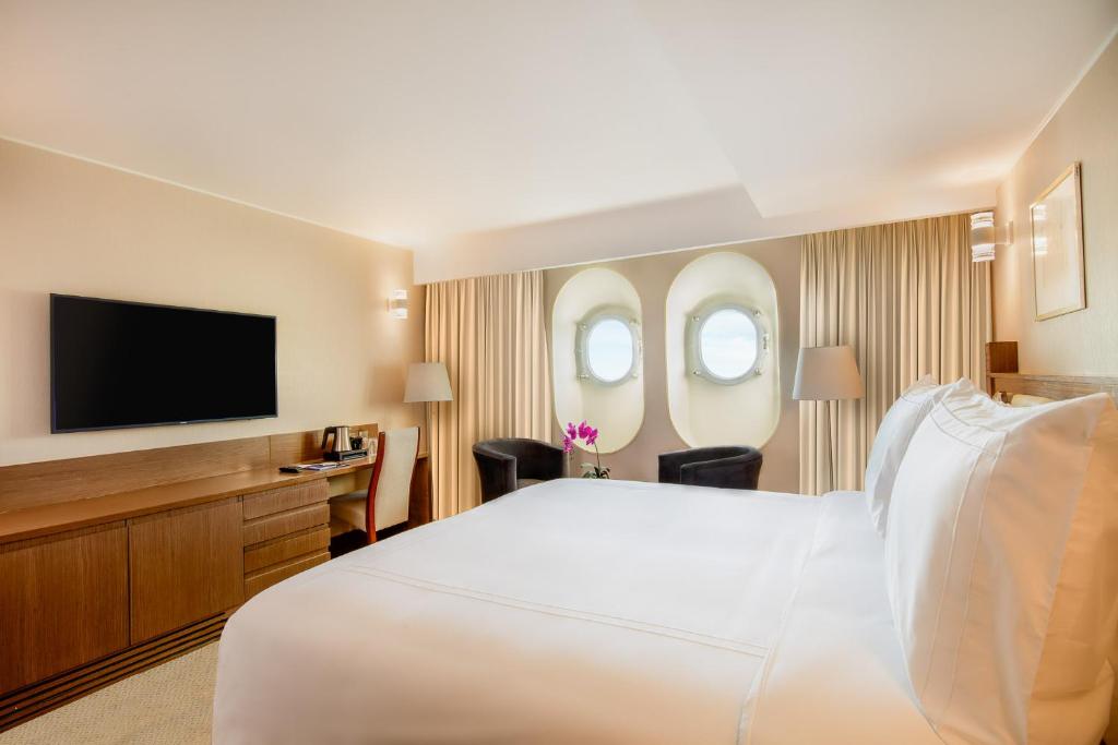 Queen Elizabeth 2 Hotel - 签名室