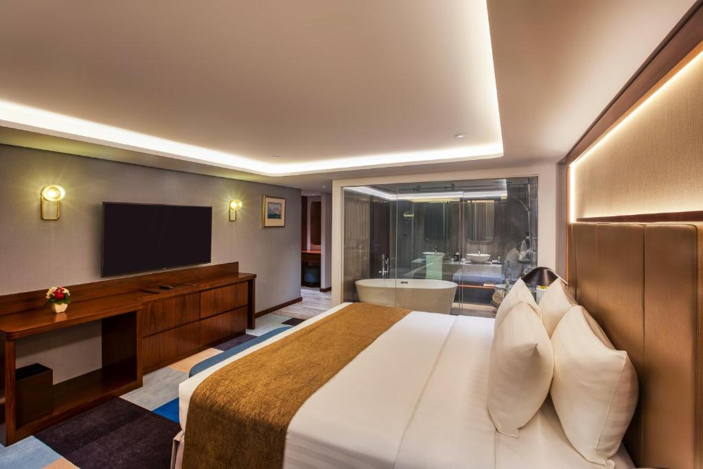 Queen Elizabeth 2 Hotel - 