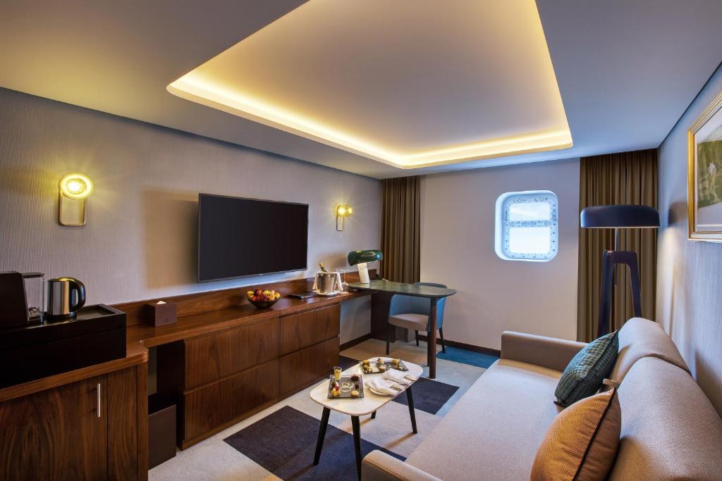 Queen Elizabeth 2 Hotel - 军官套房配国王床和沙发床