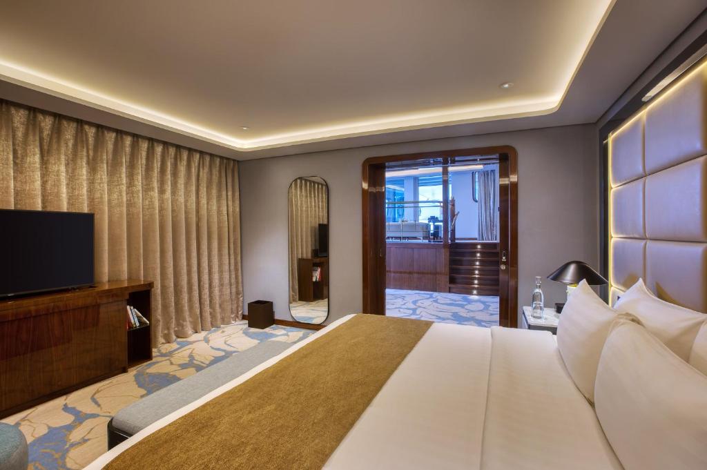 Queen Elizabeth 2 Hotel - 