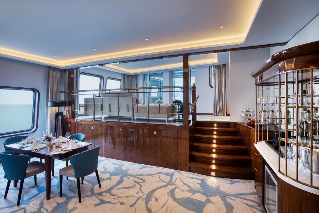 Queen Elizabeth 2 Hotel - 皇家套房，一张国王床和独立的客厅区域