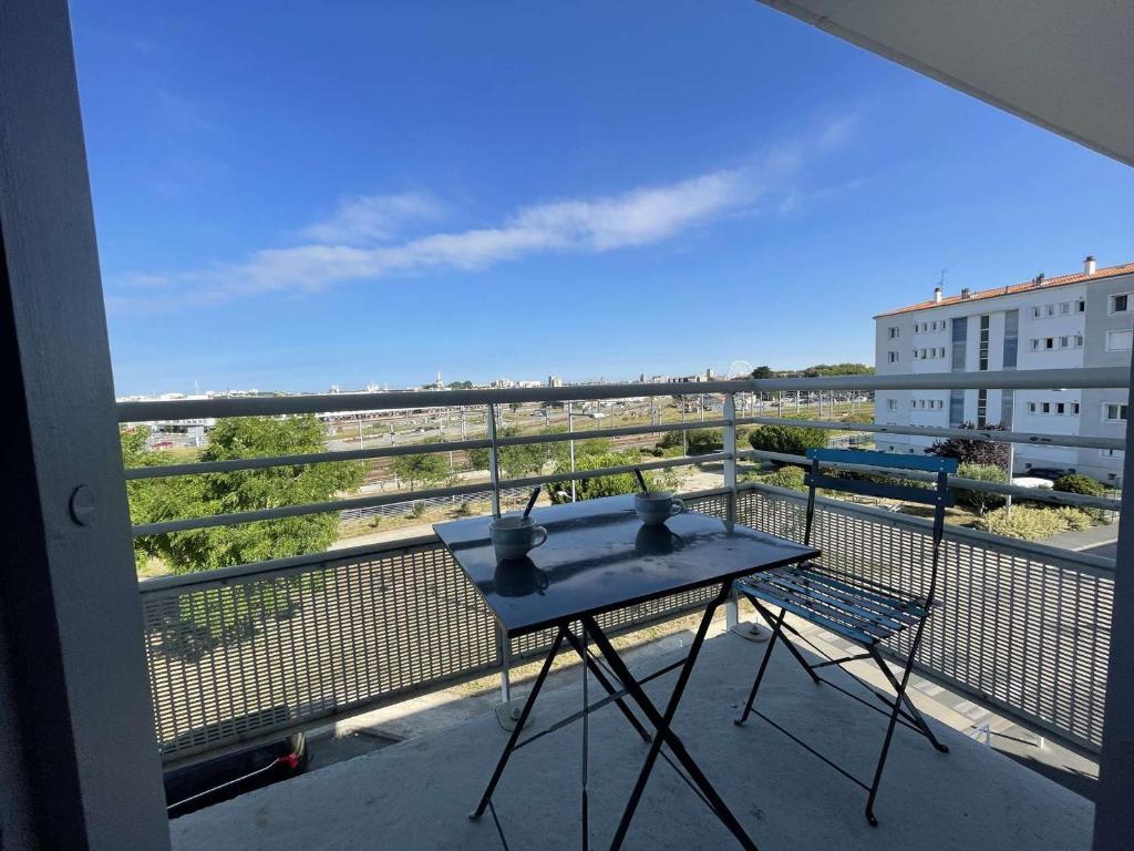 Fotografia z galérie ubytovania Appartement 2 pièces avec balcon, proche gare et commerces, parking privé, ménage inclus, La Rochelle - FR-1-246-637 v destinácii La Rochelle
