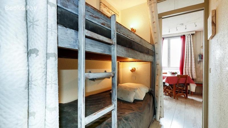a bedroom with a bunk bed in a room at au Bonheur - Praloup 1600 - Au cœur de la station et au pied des pistes - La voile des neiges - parking commun privé - local ski in Pra-Loup