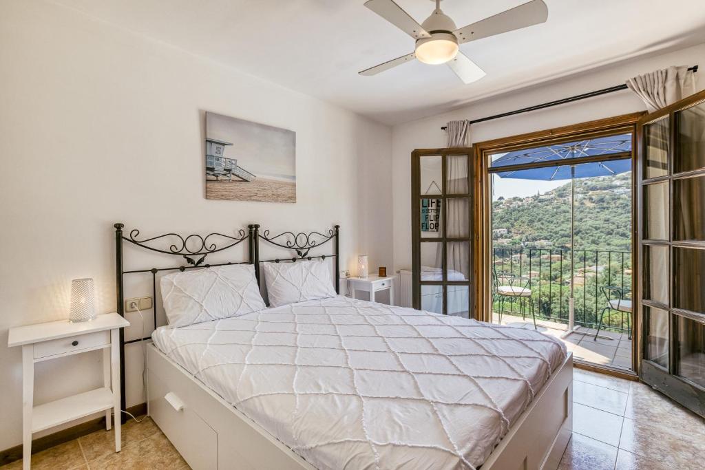 Postel nebo postele na pokoji v ubytování Castell Mirto - villa private pool
